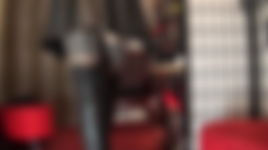 Adoro a deusa do couro - a senhora está vestida com um lindo couro preto, minissaia justa e botas altas acima do joelho, meias e meias-calças por baixo.