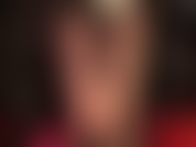 Com pernas e pés de meia-calça preta brilhante, vestindo camisa e gravata, casaco de couro e luvas. Gostosa!