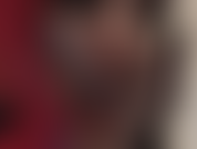 A senhora se entrega ao seu fetiche por lamber saltos agulha de metal.