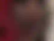 A senhora se entrega ao seu fetiche por lamber saltos agulha de metal.