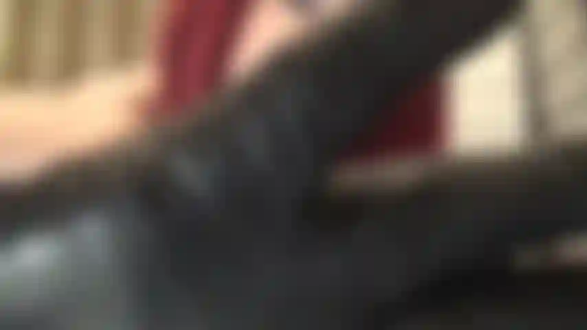 Essas luvas de couro sufocam seu pescoço, te alimentam com cuspe delicioso e acariciam e enfiam um pau preto enorme no seu cuzinho.