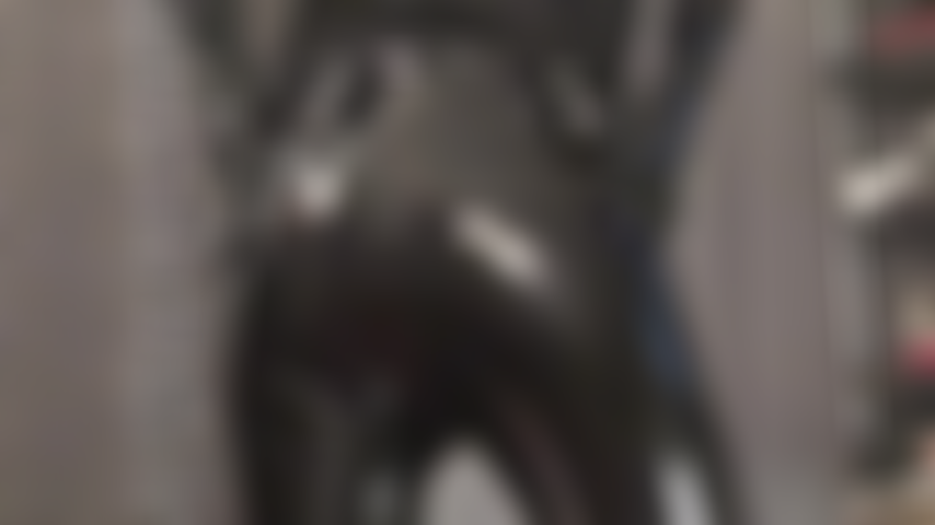 Me entregando ao seu fetiche por todas as coisas brilhantes - admire a bunda da amante vivian em leggings pretas de pvc, acariciada por luvas pretas de látex que ordenham seu pau duro.