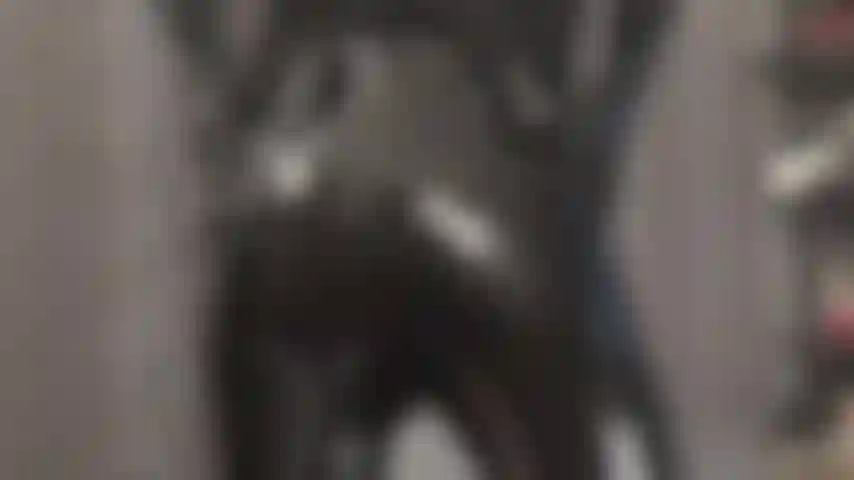 Me entregando ao seu fetiche por todas as coisas brilhantes - admire a bunda da amante vivian em leggings pretas de pvc, acariciada por luvas pretas de látex que ordenham seu pau duro.