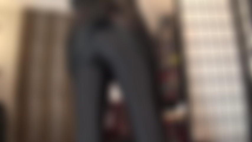 Que adora bunda e usa leggings pretas justas de spandex.