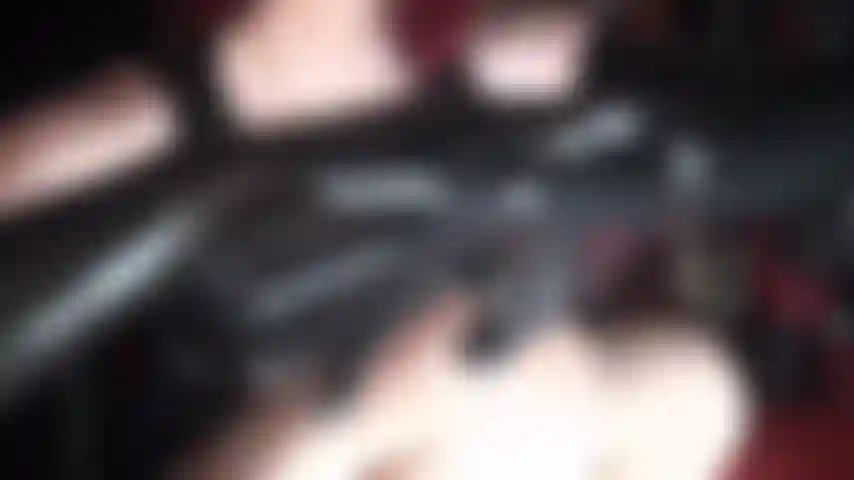 Micro saia sexy de látex, meia-calça e meias brilhantes. A senhora sabe como seu pau dolorido escorre por essa roupa... Tanto pré-gozo... É hora da sua deusa do látex te secar...