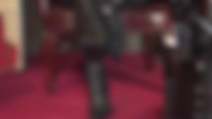 Sedução com botas de couro - a amante vivian sabe sobre seu desejo mais profundo de colocar sua língua no couro preto e macio, lambendo o cano, o calcanhar, a sola...