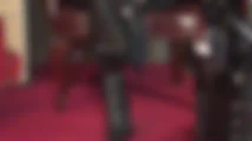 Sedução com botas de couro - a amante vivian sabe sobre seu desejo mais profundo de colocar sua língua no couro preto e macio, lambendo o cano, o calcanhar, a sola...