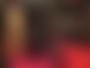 Encorajando você a se masturbar com minhas pernas cruzadas em calças de cetim preto e botas altas e brilhantes.