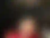 Uma amante loira vestida em couro provocando com os pés descalços.