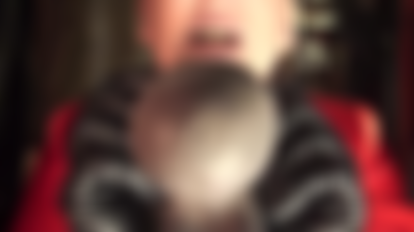 A senhora te alimenta com um pau preto e grosso - enquanto você olha nos olhos azuis dela, basta abrir a boca e relaxar a garganta para receber esse pau preto e grande. Gostosa, não é?!