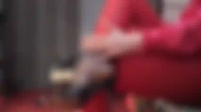 Adoração pelos pés em meia-calça preta super transparente e mulas de couro surradas. Tão perto, a amante faz você sonhar com o cheiro dos seus pés e sapatos de náilon suados.