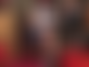 A senhora vivian provoca com meia-calça preta transparente, antes de trocar para meias-calças e ligas sensuais com costura.