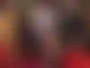 A senhora vivian provoca com meia-calça preta transparente, antes de trocar para meias-calças e ligas sensuais com costura.