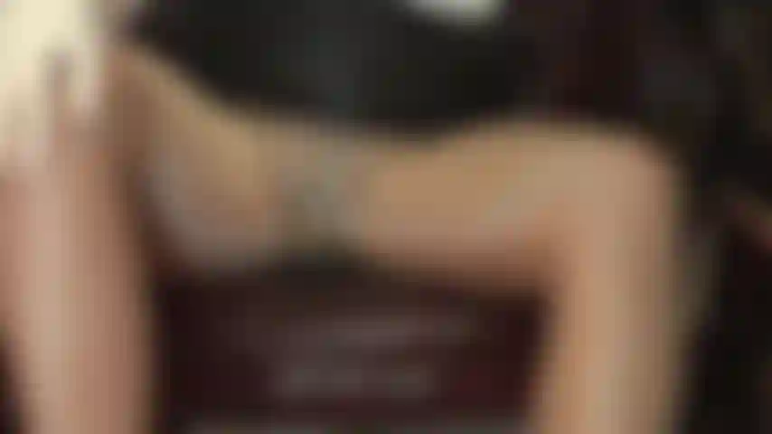 Com calcinha de renda nude e meia-calça.