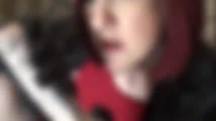 Punheta com luvas de couro em vibrador sem cortes.