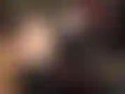 Punheta com luvas de couro.