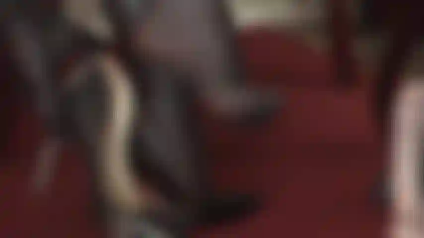 Adoradora dos pés da deusa do couro - essas incríveis luvas de couro e espartilhos fazem seu coração disparar... Balançando, provocando, acariciando...