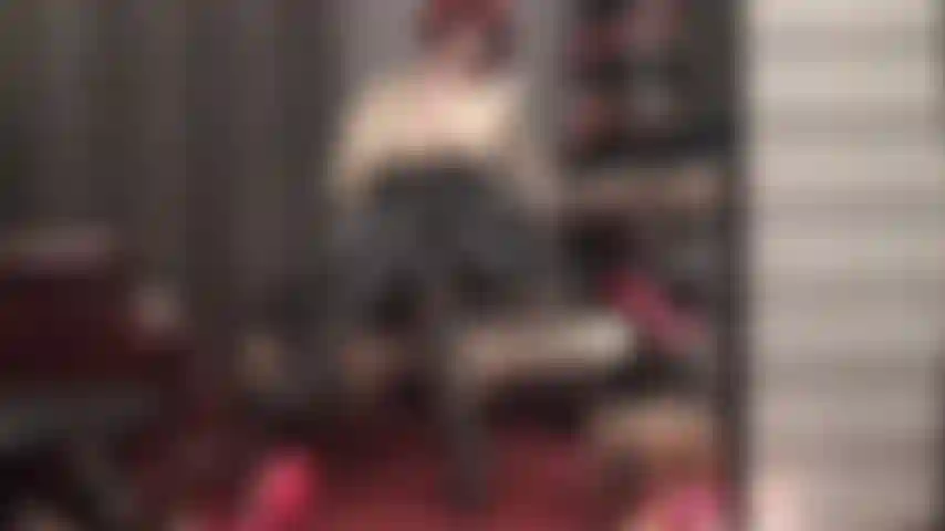 Blusa de cetim dourado, espartilho de couro, calças de couro, luvas de couro e botas de couro. Adoro - as curvas da sua deusa ficam incríveis em couro justo e cetim sedoso.