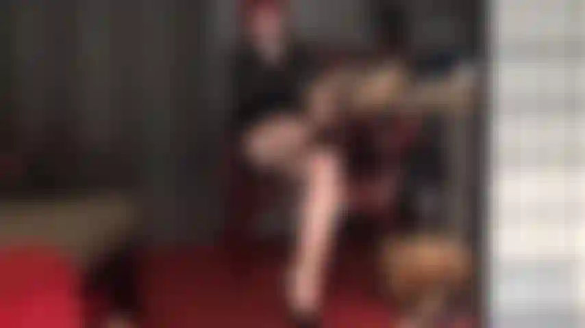 Meia-calça nude com costura preta nas costas é tentadora e provocante para o amante das pernas. A senhora vivian passa lentamente os dedos e um vibrador sobre essas costuras.