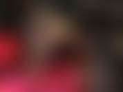 Pernas de meia-calça - imagine-se aos pés da sua deusa adorando suas belas pernas com um par de meias pretas transparentes e sapatos fetichistas de salto de aço vermelho.