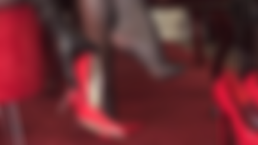 Amante de salto alto - este incrível par de saltos altos vermelhos brilhantes é seu para adorar enquanto você se ajoelha aos pés da minha amante.