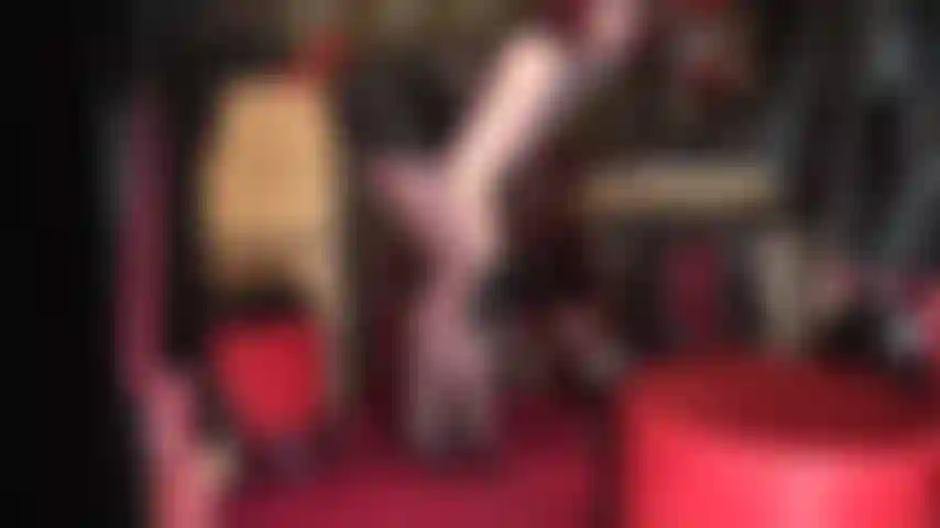 Pernas e bunda gostosas em meia-calça marrom-escura - você adoraria poder se esfregar nessas pernas de náilon brilhantes. A senhora provoca seu pau com luvas curtas de couro.