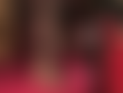 Usando sapatos plataforma com estampa de oncinha e meia-calça preta transparente.