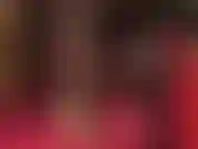 Usando sapatos plataforma com estampa de oncinha e meia-calça preta transparente.