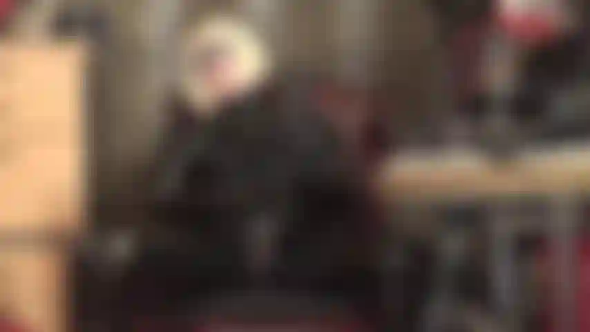 Uma mulher-gato loira com uma cinta preta enorme - a amante vivian, vestida com um macacão preto brilhante de pvc, usa um de seus enormes paus pretos para você dar uma volta.