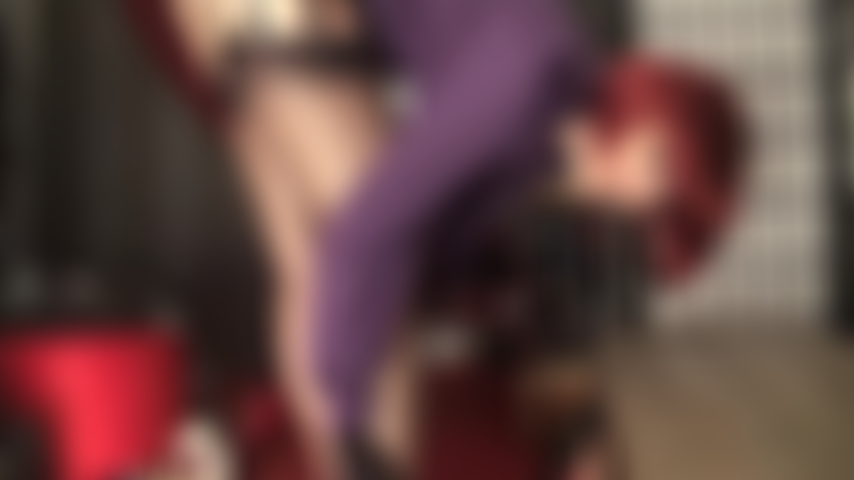 A mistress conhece sua fraqueza por suas pernas e pés perfeitos em meias pretas vintage totalmente modernas e cinta-liga de 12 tiras sobrepostas em meia-calça nude extra brilhante.