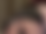 Uma deusa fetichista brilhante e irresistível - vestido curto de vinil e meia-calça preta transparente são particularmente excitantes para adoração de bundas.