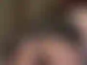 Uma deusa fetichista brilhante e irresistível - vestido curto de vinil e meia-calça preta transparente são particularmente excitantes para adoração de bundas.