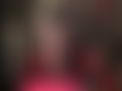 Com lindas pernas de meia-calça, sensual e provocante em meias pretas, scarpins e mules.