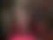 Com lindas pernas de meia-calça, sensual e provocante em meias pretas, scarpins e mules.