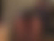 Ah sim, olhe para aquela bunda perfeita e redonda neste short preto de cetim extra justo e meia-calça marrom chocolate, provocando junto com luvas de cetim macio...