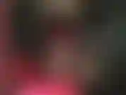 Faço punheta com luvas, jogo de cuspe e provocação de pernas em látex brilhante.