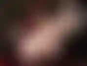 A senhora provoca o fetichista de náilon sedoso e cetim com meias brancas de renda, luvas, espartilho e sua menor cinta-liga.