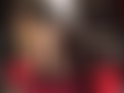 Meia-calça dourada brilhante e uma mini saia preta super curta de látex que fazem seu coração bater mais rápido e seu pau vazar.