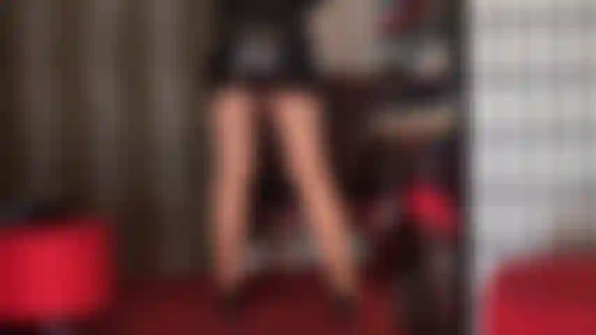 Meia-calça bege escura e saia justa de pvc preta provocante - a bunda e as pernas da amante ficam divinas com essa meia-calça colorida e minissaia brilhante.