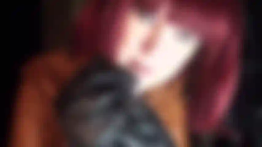 Intoxicada pelo couro da senhora - vestida com um maravilhoso casaco de couro marrom e luvas pretas macias, a senhora compartilha seu fetiche por couro.