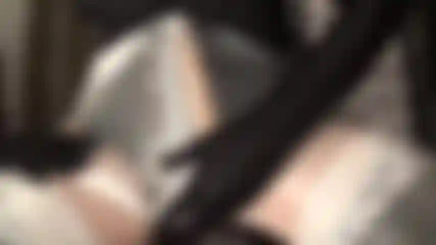 Dois paus em meias brancas brilhantes e camadas de meias - a amante faz você babar por seus dois paus e pés em meia-calça.