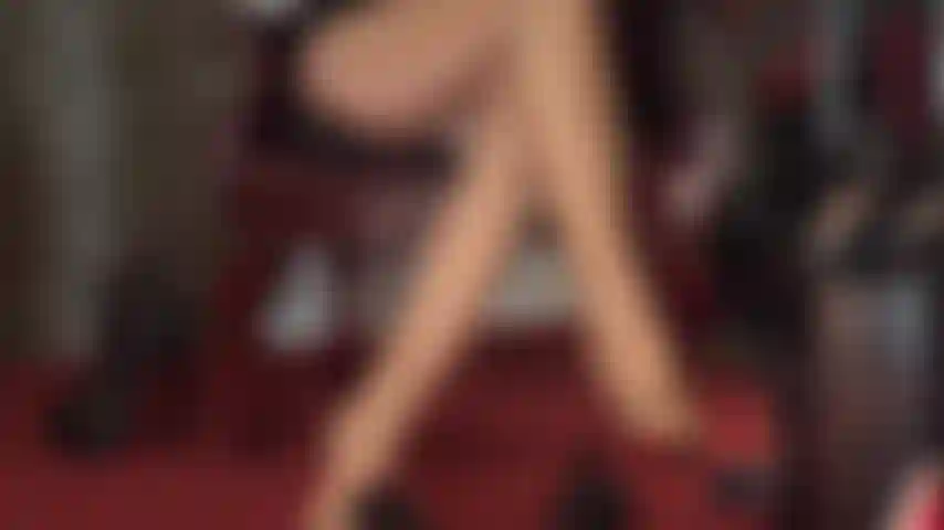 Pernas de meia-calça deixam seu pau duro - pernas de meia-calça superbrilhantes e bronzeadas provocam seu pau, até a bunda perfeitamente modelada da minha amante.