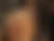 A senhora exibe sua maravilhosa bunda redonda em meia-calça transparente e brilhante enquanto provoca o pau com luvas.