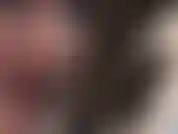 A provocação com a língua no salto alto te deixa louco - a amante vivian, de cabelo curto e luvas pretas de látex, segura um sexy scarpin de salto alto branco de aço, provocando o salto longo com a língua.