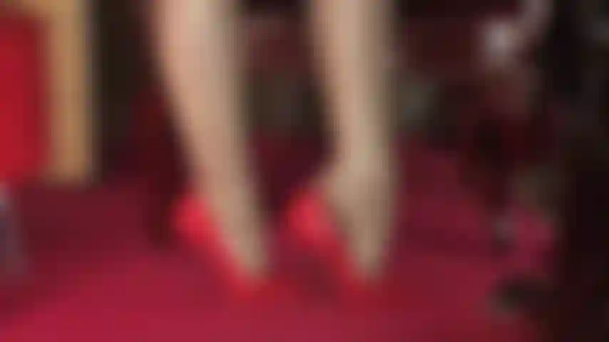 Que adora pés em camadas de náilon incrivelmente brilhantes e sapatos de verniz vermelho brilhantes.