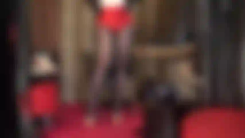 Com pernas de tirar o fôlego, uma bunda incrível em shorts de cetim vermelho, chapéu de couro e luvas, acariciando saltos altos. A senhora deixa sua boca aberta e babando enquanto você acaricia seu pau para esta roupa quente.