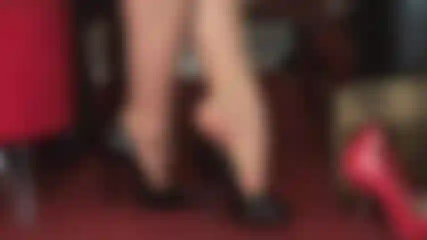 Perfeição de salto alto e adoração por pés - a amante vivian balança brilhantes sapatos pretos de peeptoe em seus lindos dedos em meia-calça bege.