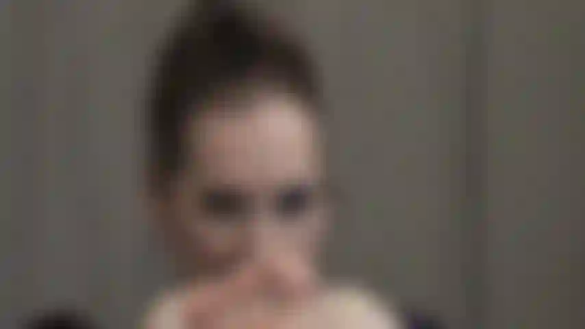 Sua obsessão pelos pés e pernas descalços da senhora vivian é inegável.