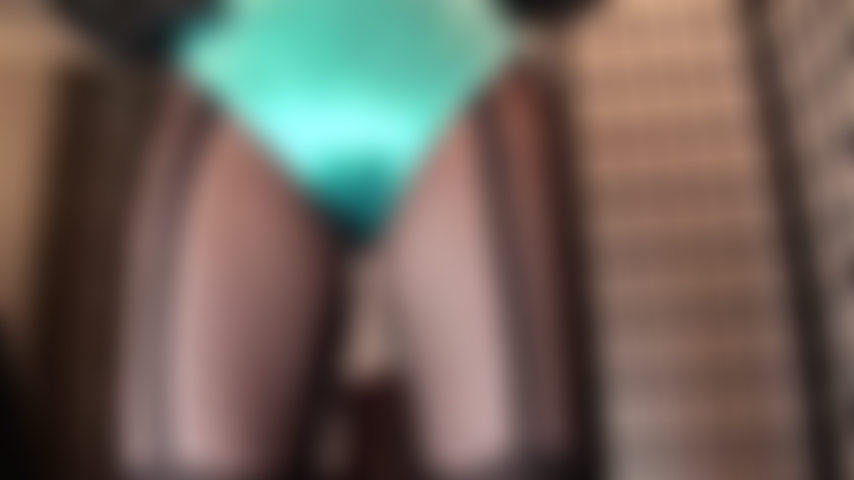 Calcinha de cetim em meia-calça com padrão de ligas - a amante brinca com sua fraqueza por calcinhas de cetim macio e sedoso... Azul-água, branco, prata... Uma mais brilhante que a outra.