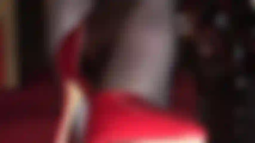 Com costuras vermelhas e saltos altos vermelhos - este par de meias-calças pretas é incrivelmente sexy, com uma costura vermelha por toda a parte de trás que leva a um incrível salto alto vermelho com batom brilhante para você lamber.